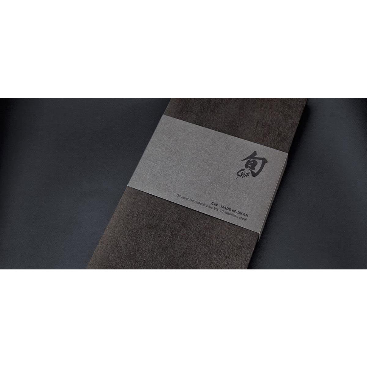 Nóż zapakowany w czarny pakiet ze srebrną etykietą.