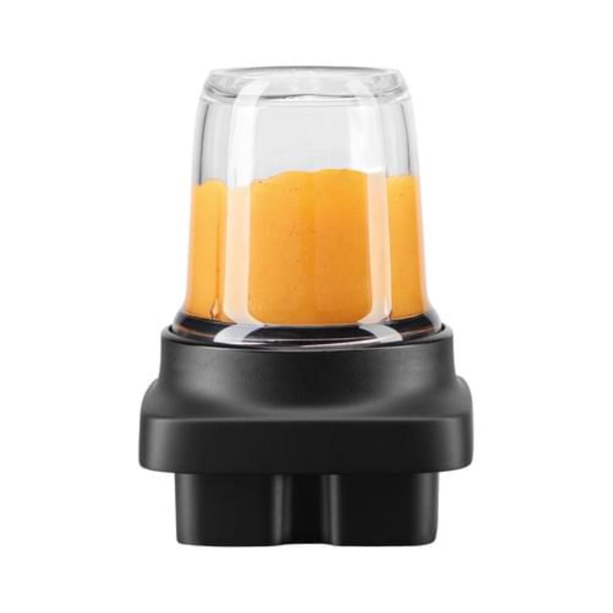 Orangensaft in einem transparenten Becher auf schwarzem Sockel, vor weißem Hintergrund.