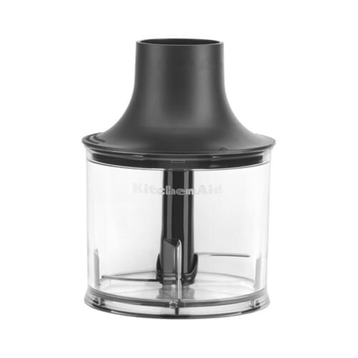 Siyah bir üst ve içindeki bıçak ile şeffaf, silindirik bir KitchenAid blender eki.