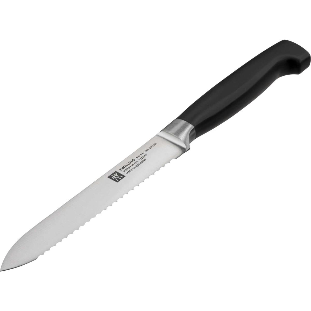 Nóż z ząbkowanym ostrzem i czarnym uchwytem, na białym tle.
