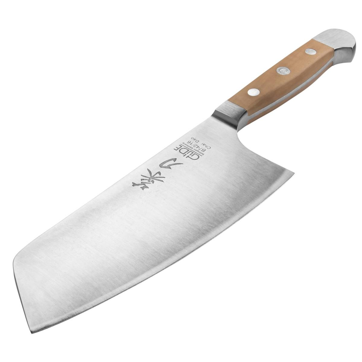 Ein Kochmesser mit Holzgriff, Klinge dem Betrachter zugewandt.