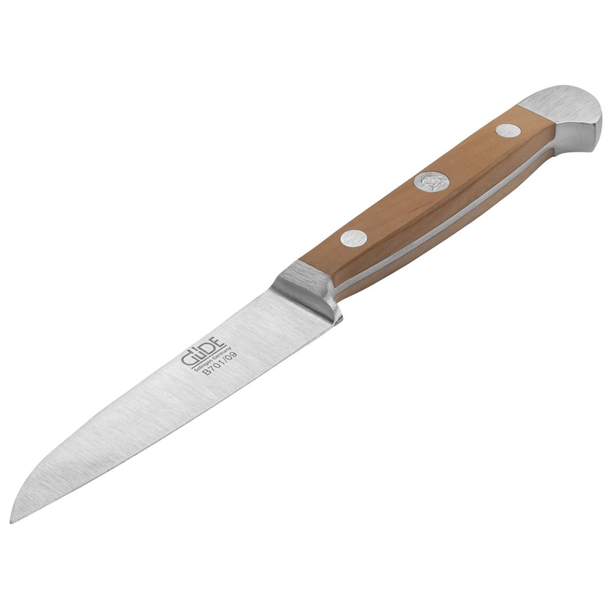 Kleines Messer mit Holzgriff auf weißem Hintergrund, zum Betrachter geneigt.