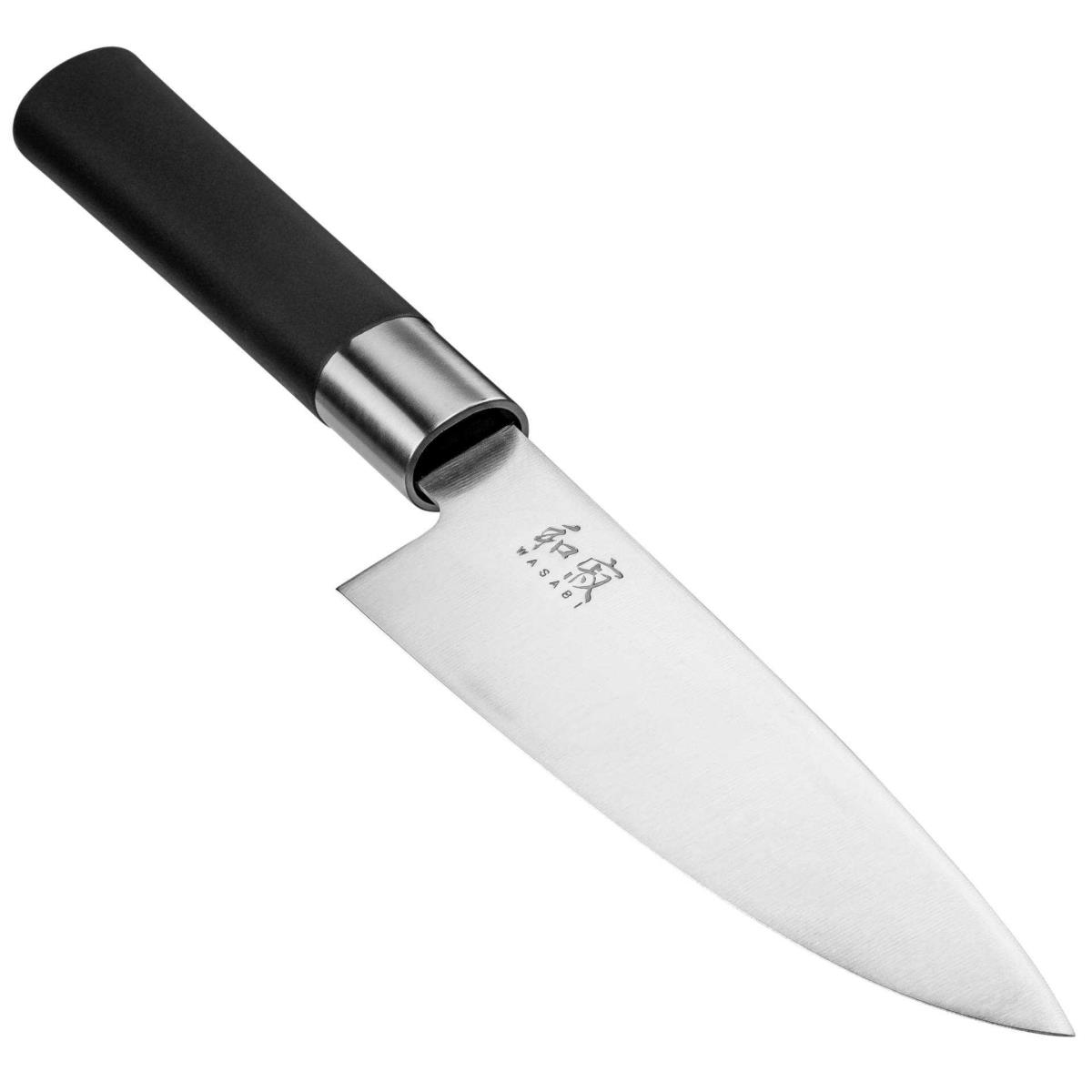 Un coltello giapponese in acciaio inox con manico nero e lama argentata, inclinato verso destra.