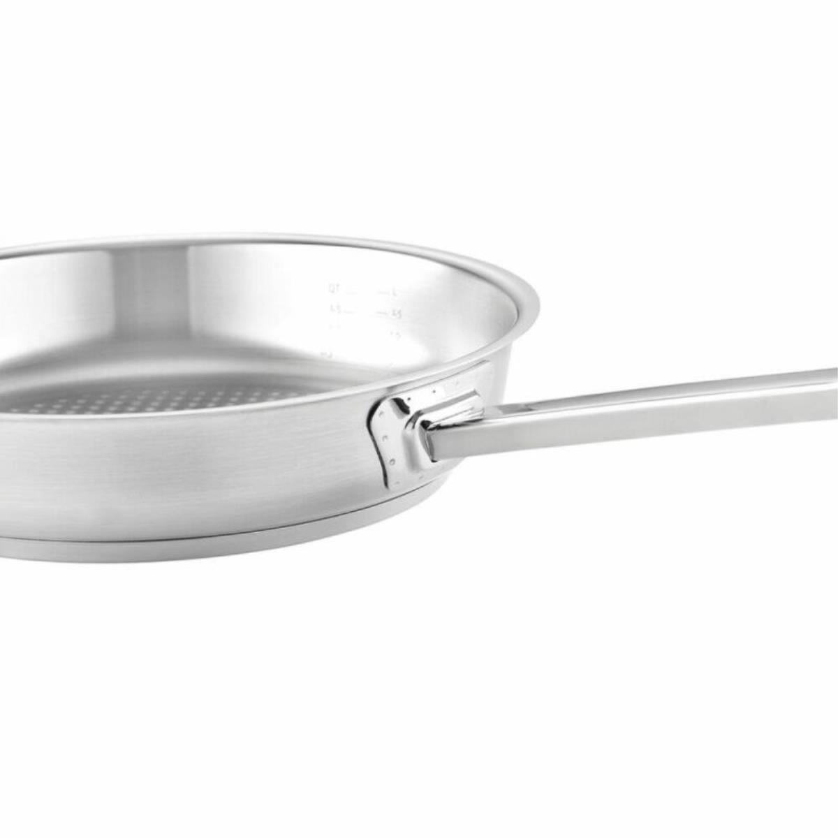 Primo piano di una padella in acciaio inossidabile con manico argentato. Sfondo bianco.