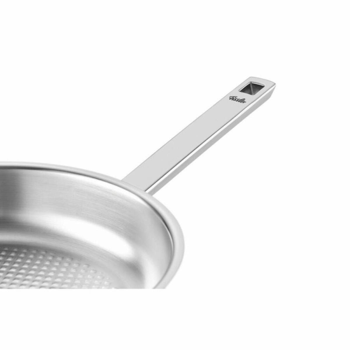 Padella in acciaio inossidabile con manico lungo. La padella è lucida.