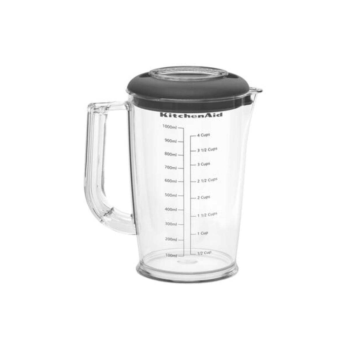 Brocca KitchenAid trasparente con misure. Coperchio e manico neri. Sfondo bianco.