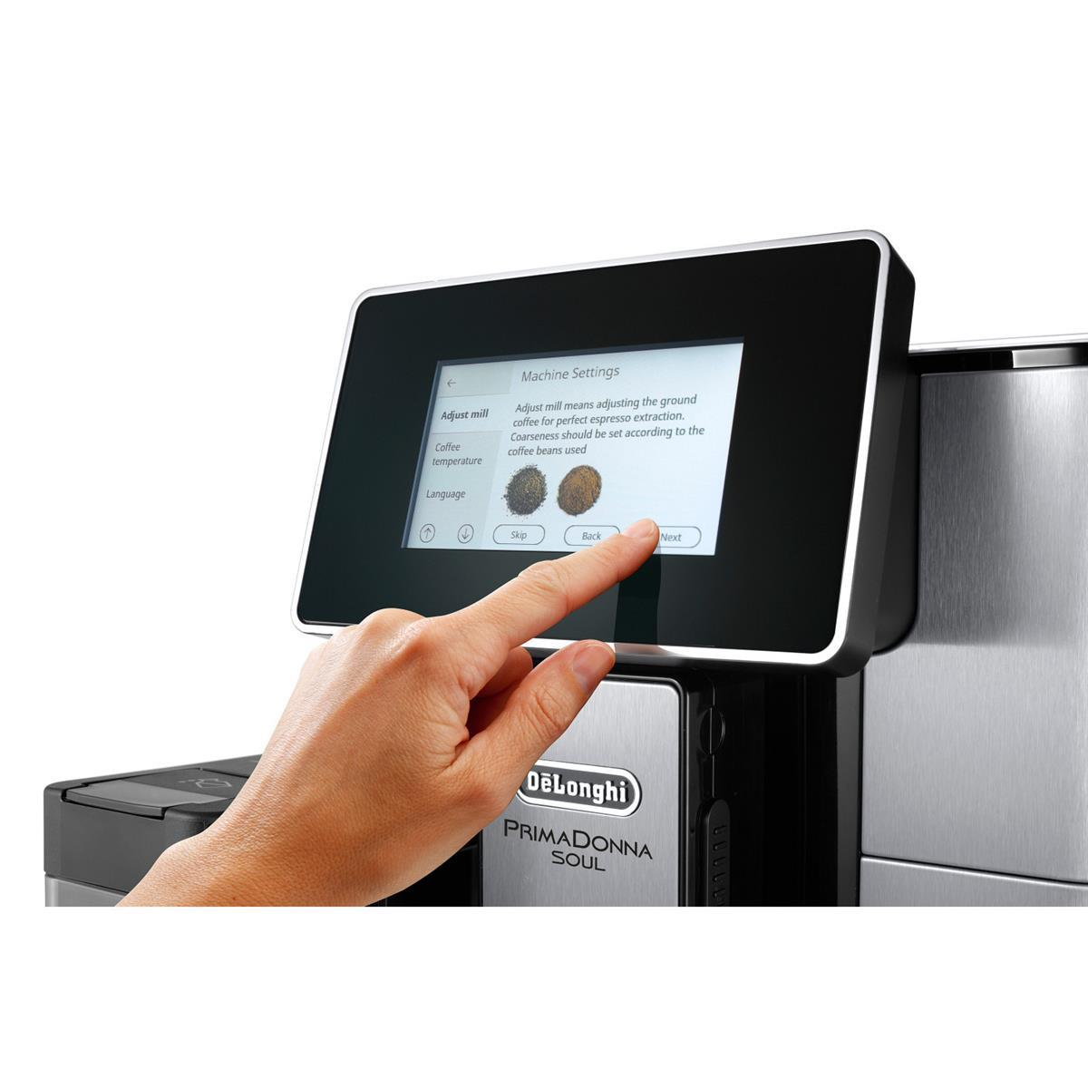 Die Hand einer Person berührt den Bildschirm einer Kaffeemaschine mit Einstellungsoptionen.