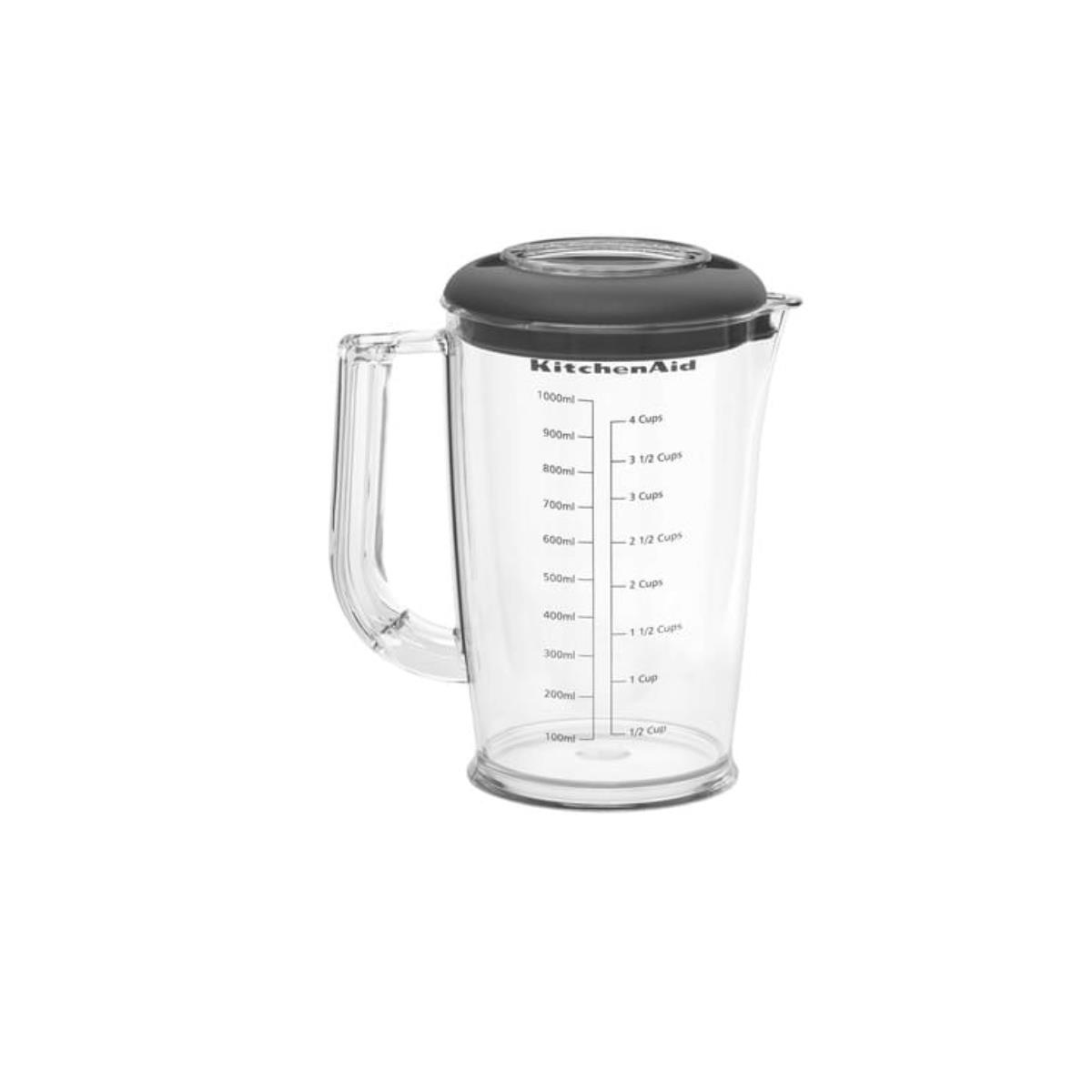 Przezroczysty dzbanek blendera KitchenAid z miarkami. Pokrywa jest czarna. Białe tło.