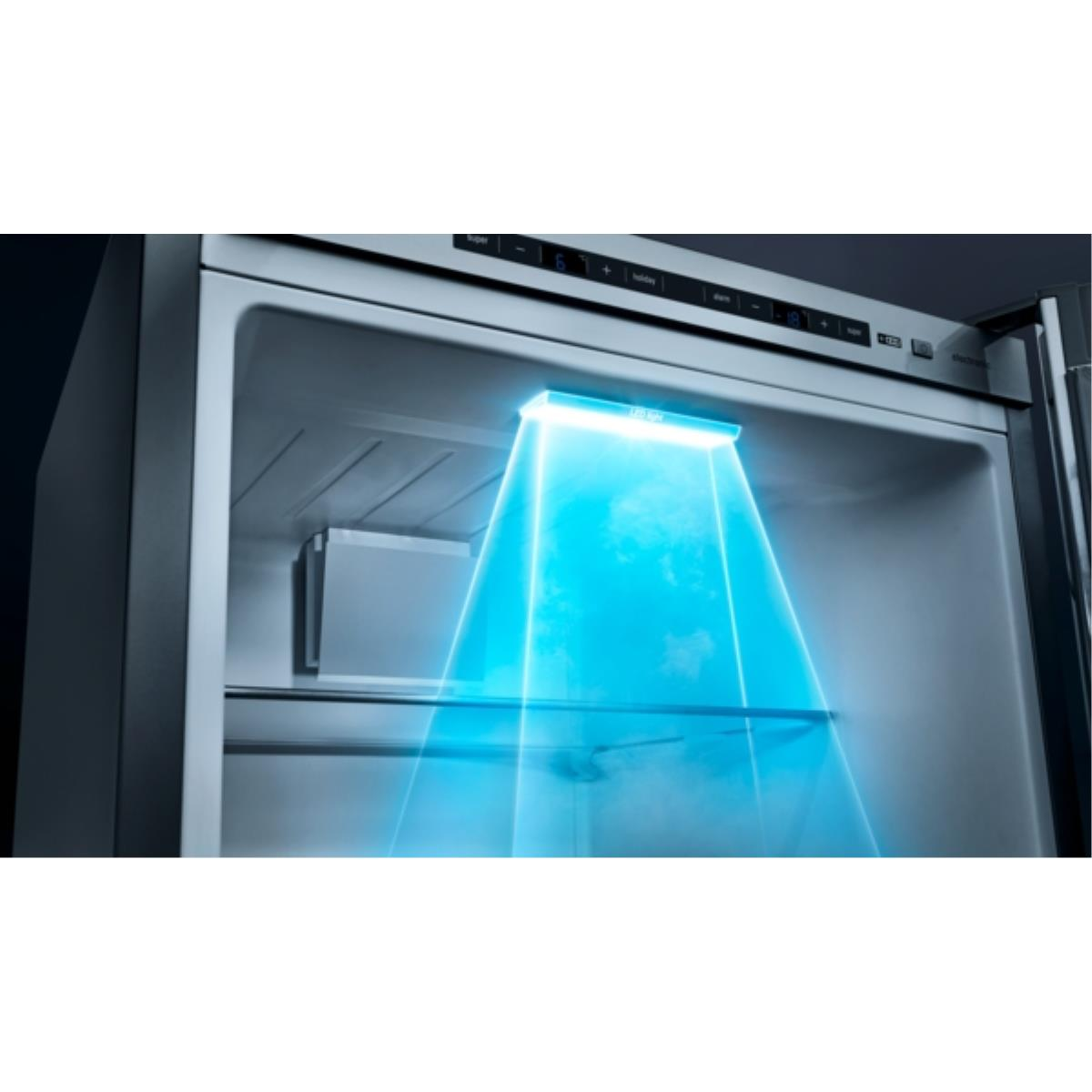 Innenraum eines Kühlschranks mit blauem LED-Licht, das von oben herab scheint.