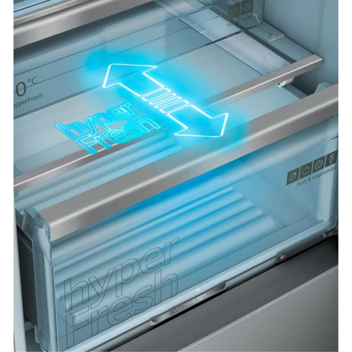 Kühlschrankinnenraum. HyperFresh-Schublade mit blauen Pfeilen. Text: hyperFresh, 0°C, Obst & Gemüse.