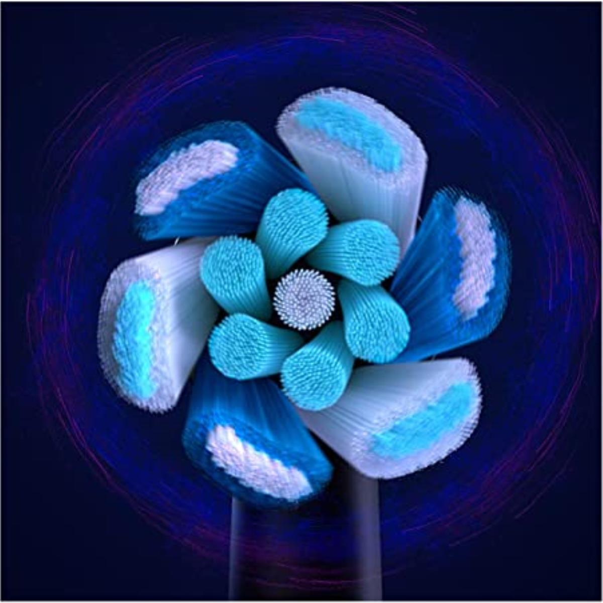 Primo piano di una testina di spazzolino bianca e blu con setole multiple disposte a forma di fiore.