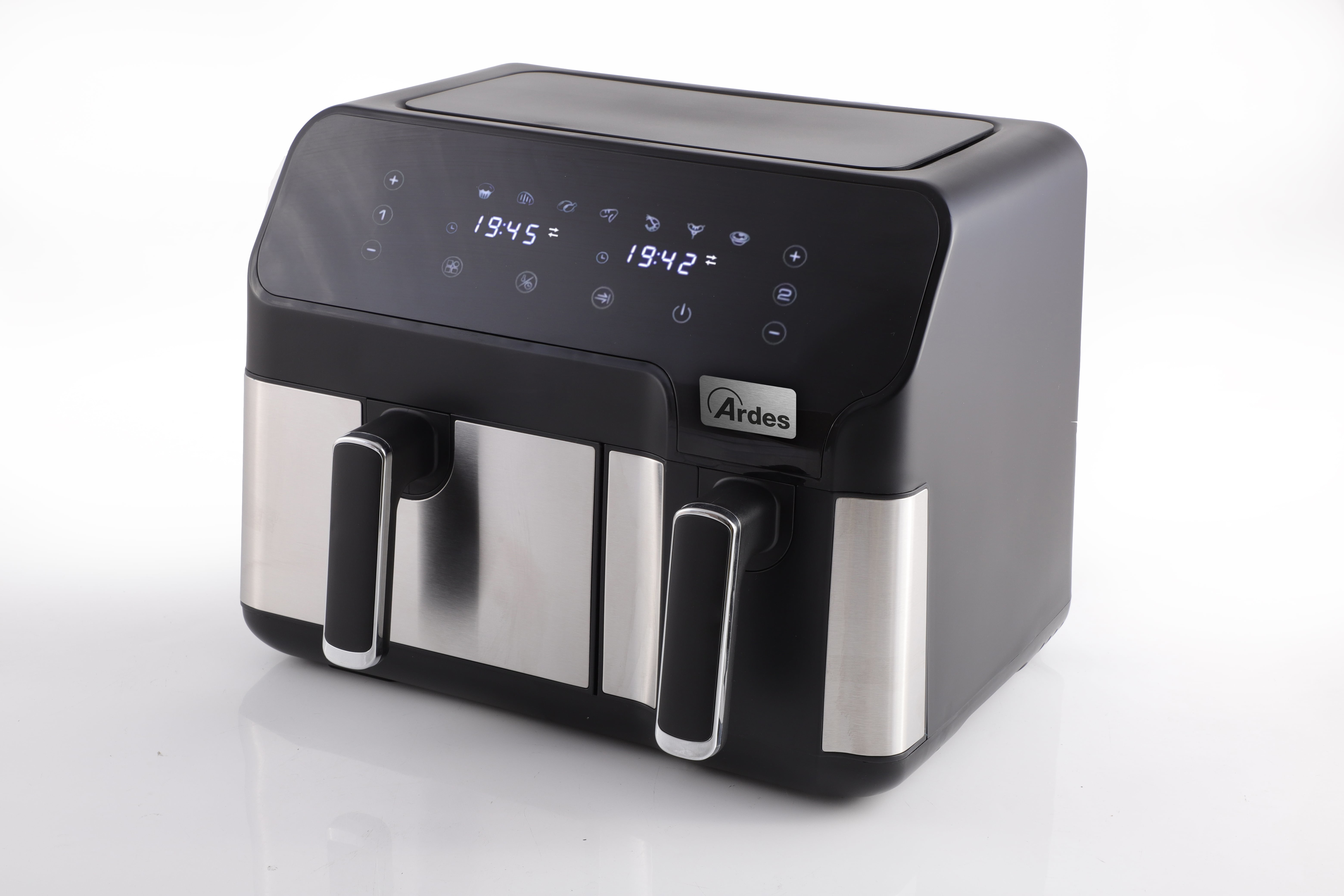 Czarna i srebrna frytkownica powietrzna z cyfrowym wyświetlaczem.