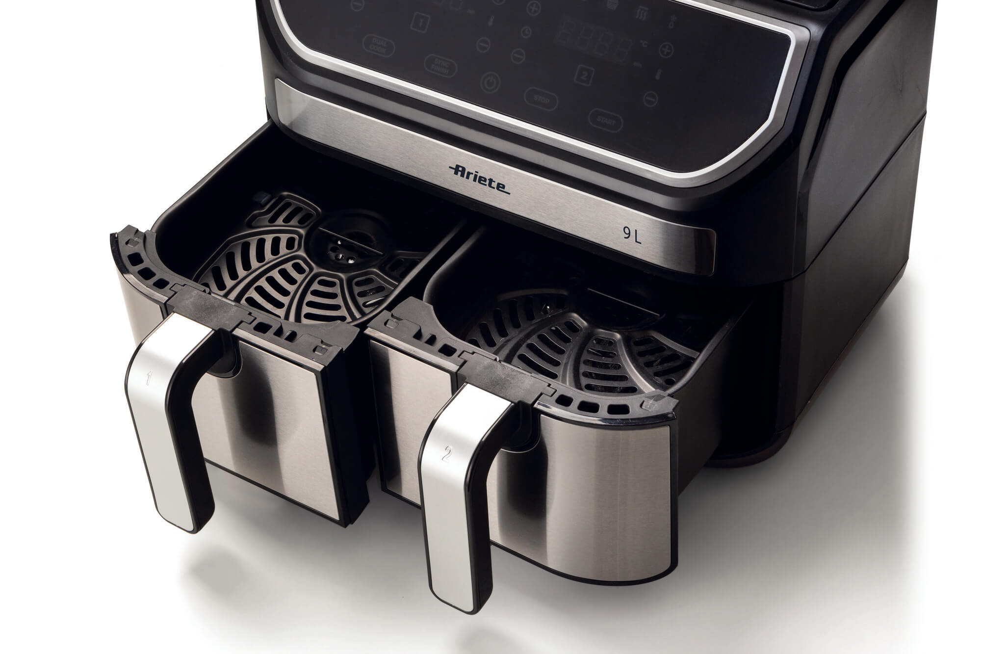 Zwarte en zilveren airfryer met twee uitschuifbare manden, op een wit oppervlak.