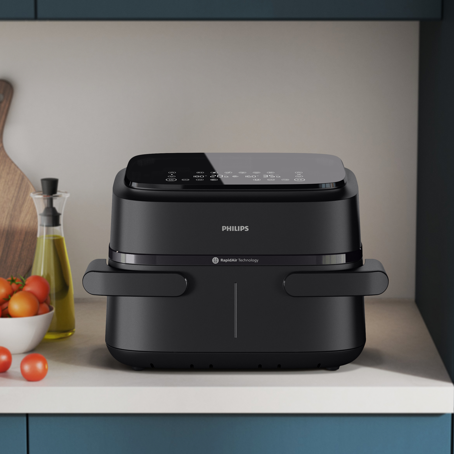 Una friggitrice ad aria Philips nera, con coperchio chiuso, su un ripiano vicino al cibo.