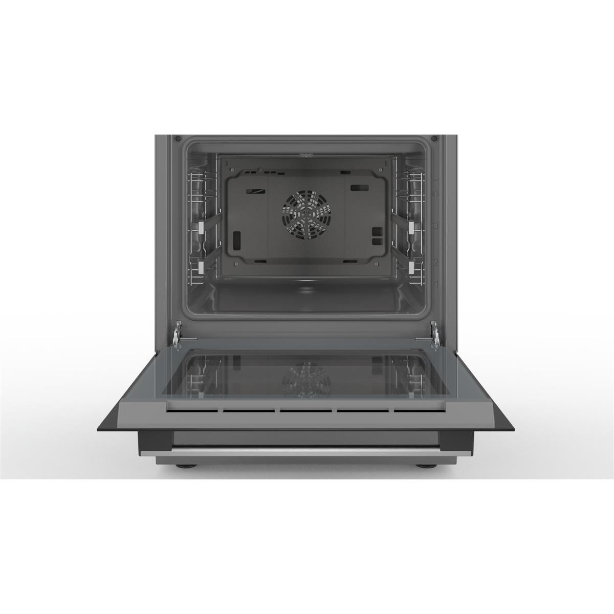 Open oven met een ventilator binnenin en een glazen deur op een witte achtergrond.