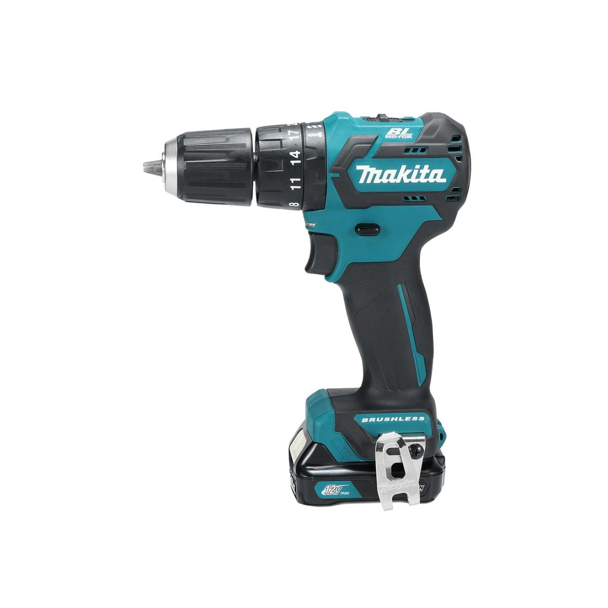Makita schnurloser Bohrer in Teal und Schwarz mit Akku. Der Bohrer ist nach rechts abgewinkelt.
