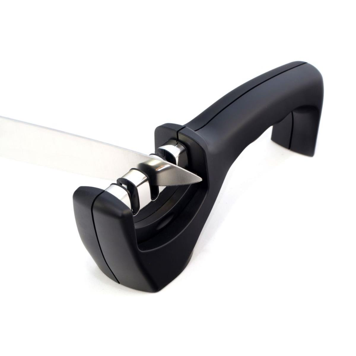 Messerschärfer mit schwarzem Griff. Messer zum Schärfen eingesetzt. Weißer Hintergrund.