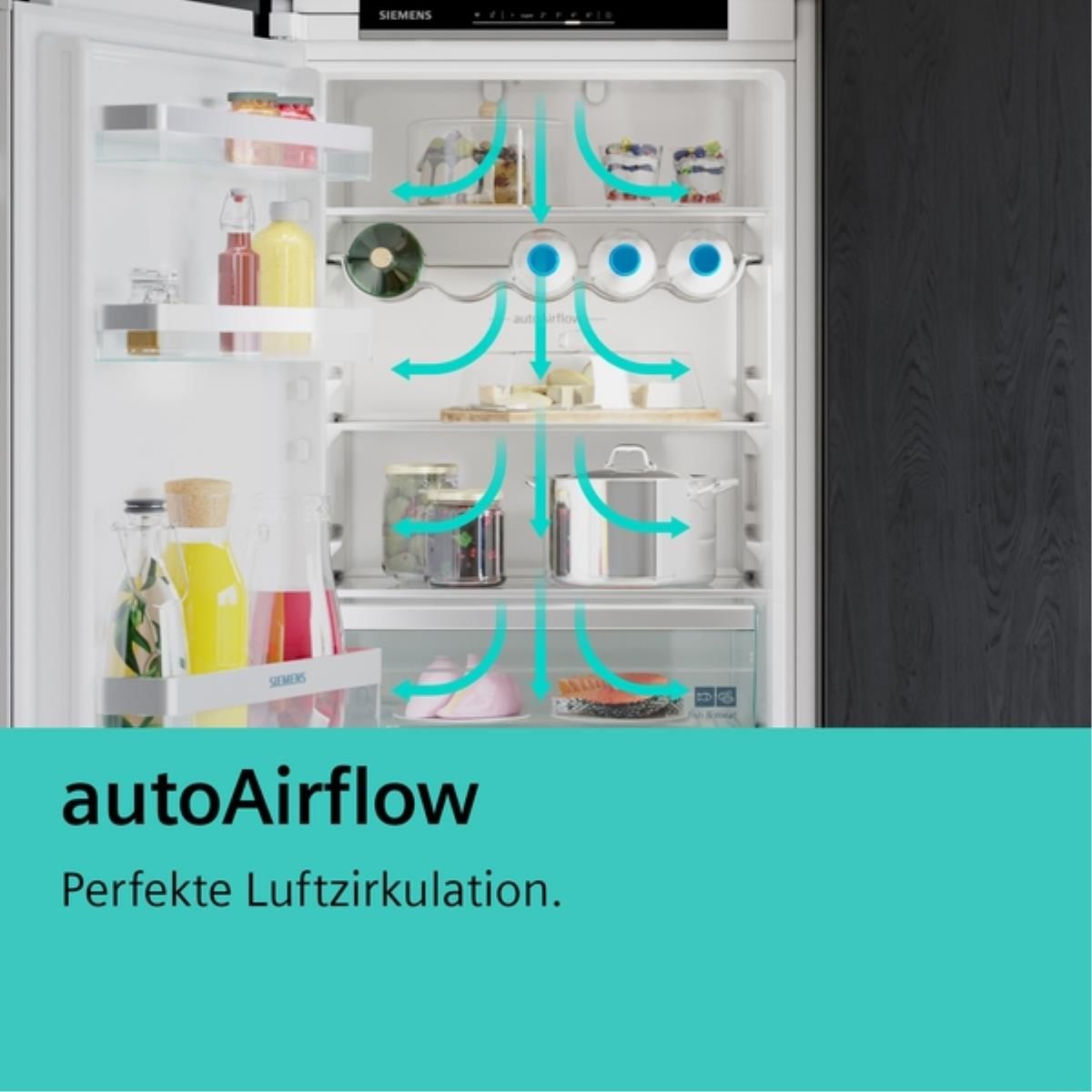 Open koelkast met eten erin, met de tekst 'autoAirflow'.