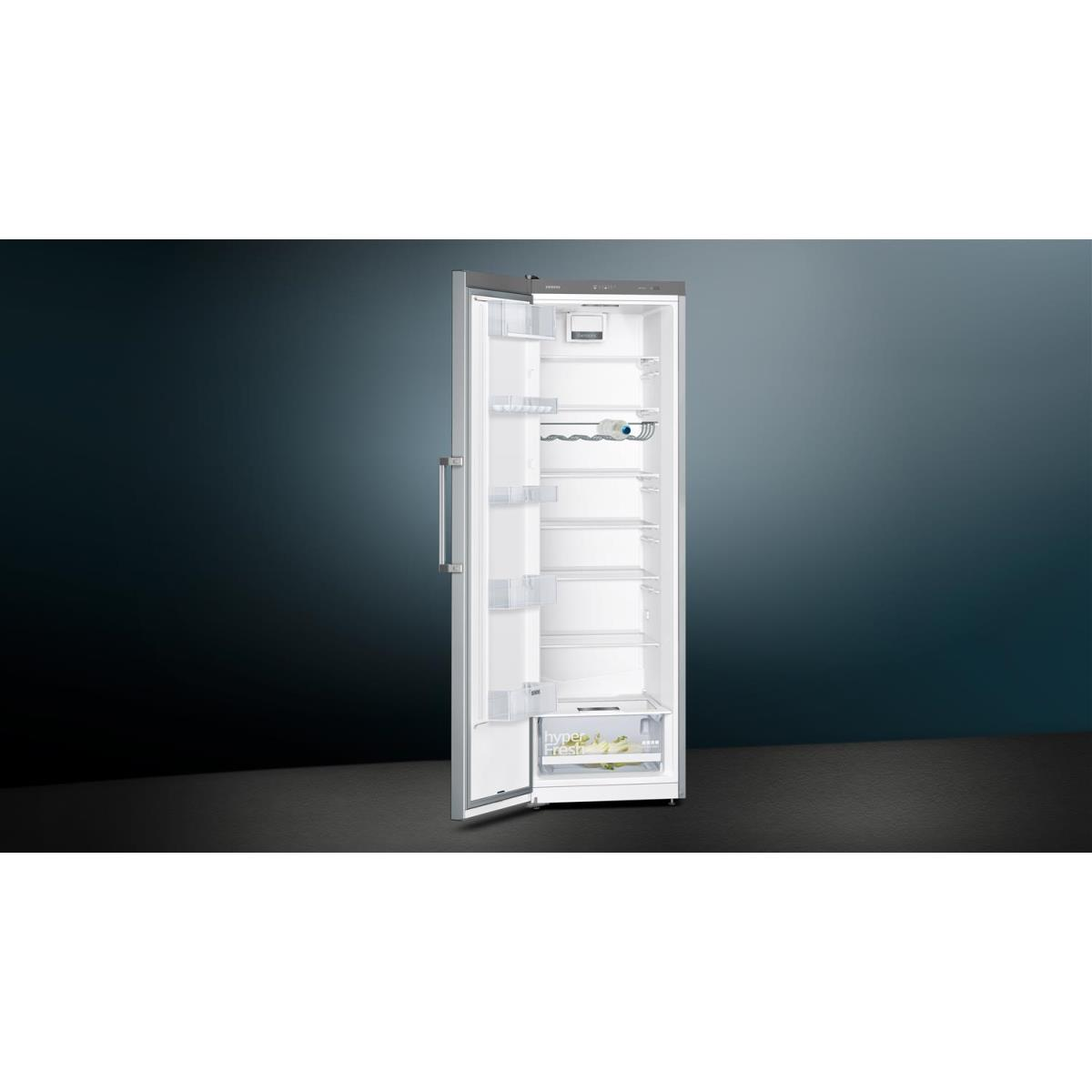 Ein offener weißer Siemens Kühlschrank. Im Inneren sind Regale und Schubladen sichtbar.