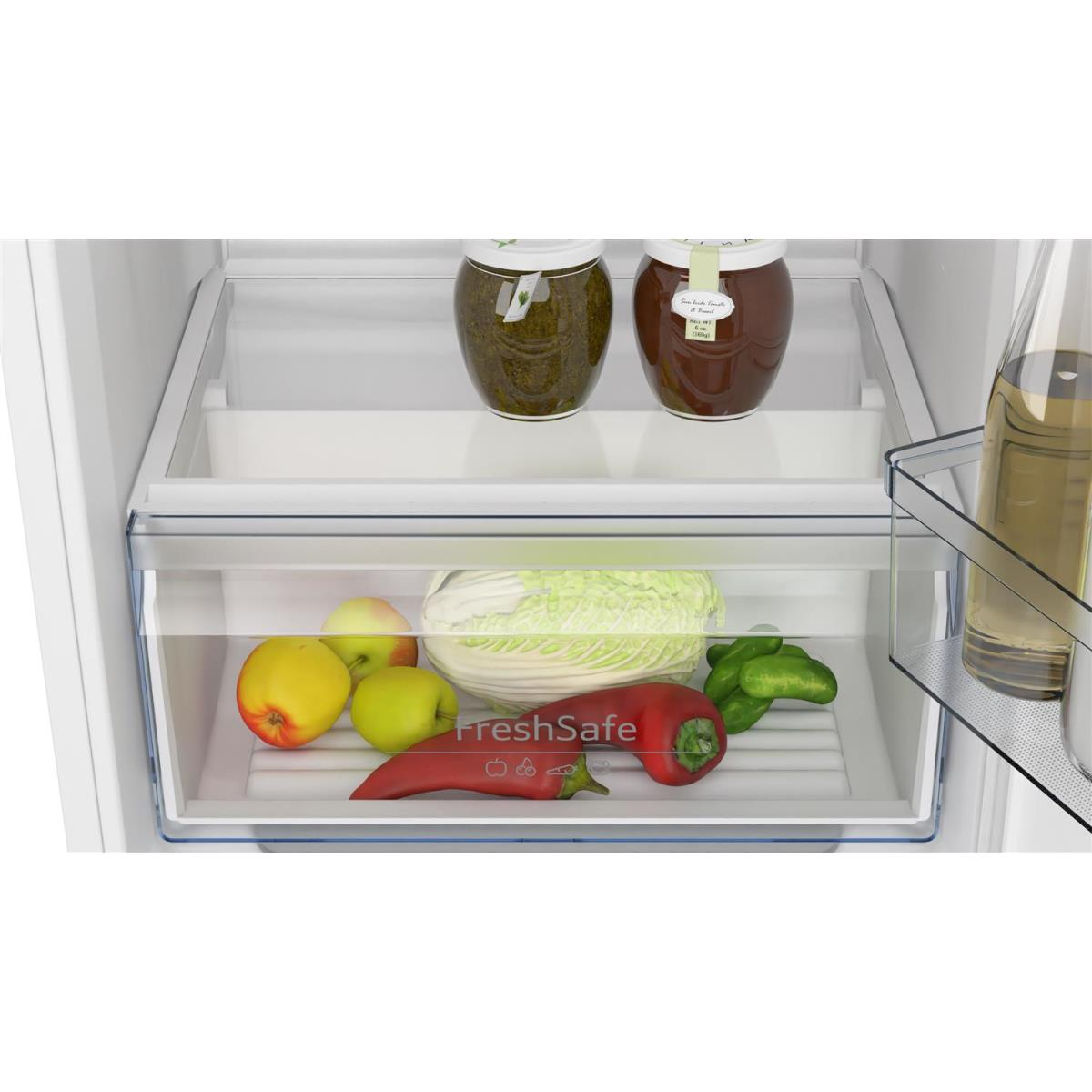 Cassetto del frigorifero con prodotti freschi. Include mele, peperoni e cavolo.