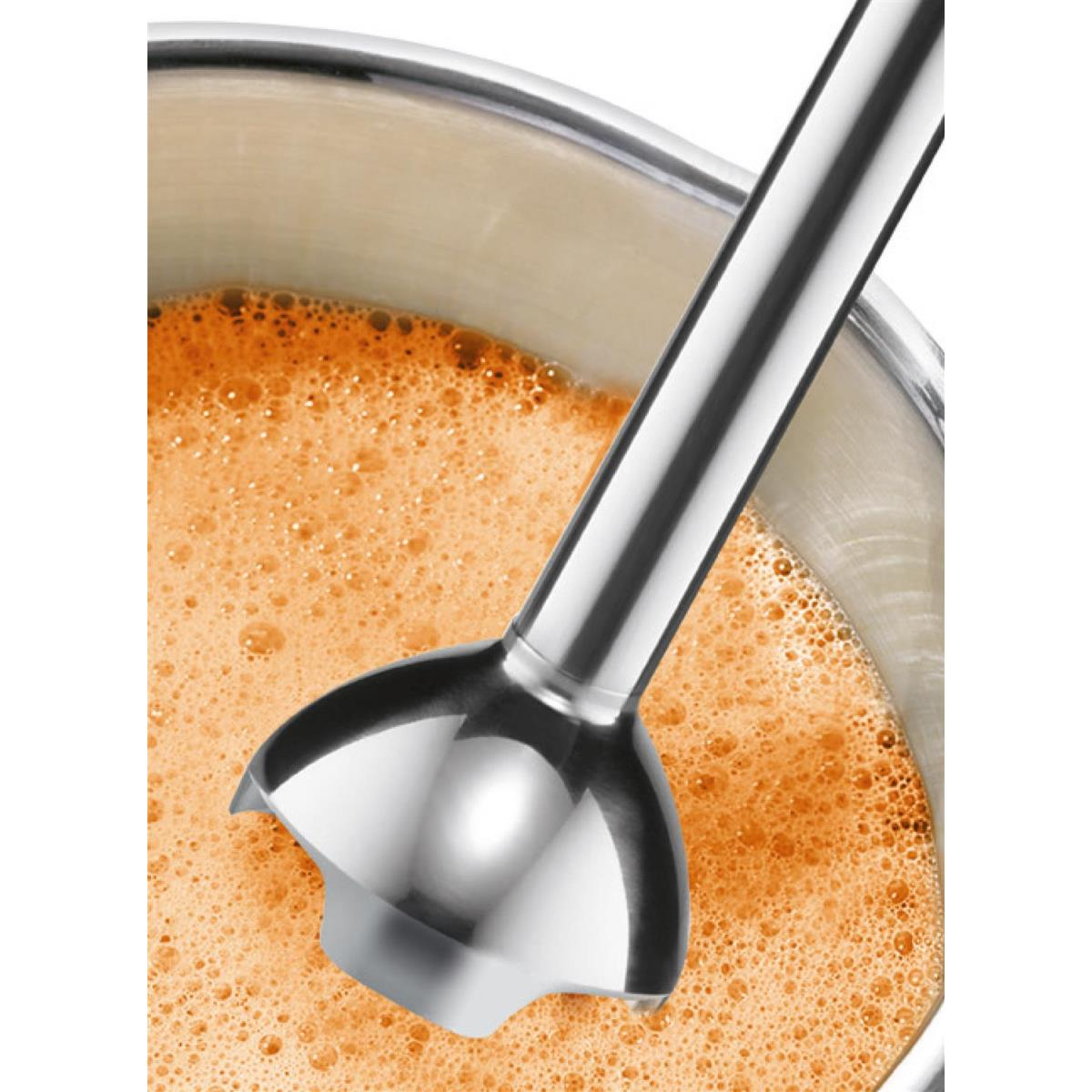 Nahaufnahme eines Edelstahl-Stabmixers in einem Behälter mit orangener Flüssigkeit.