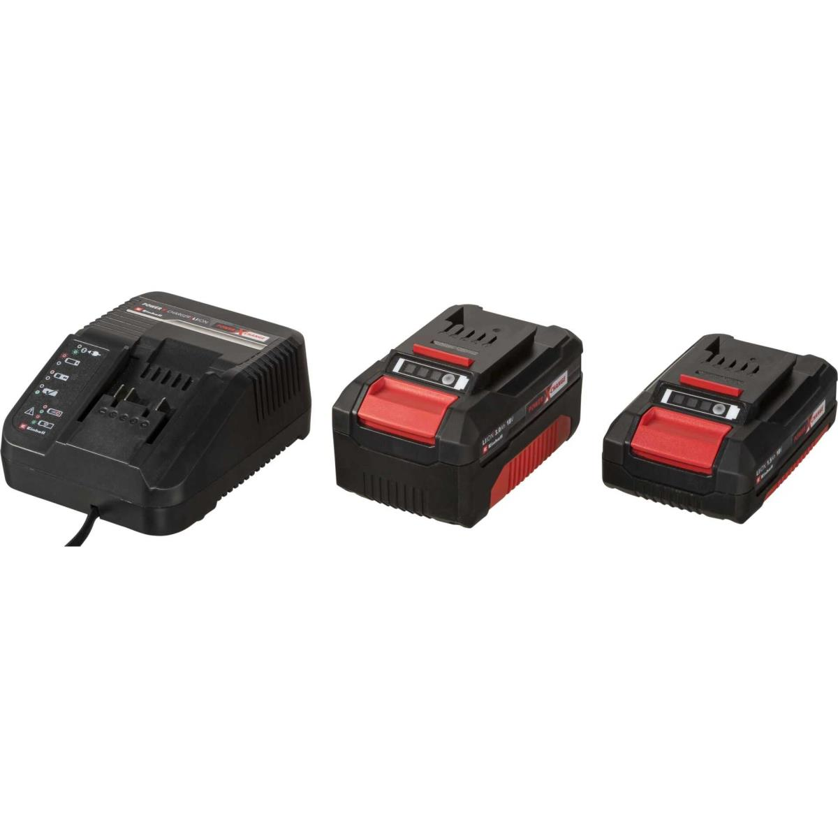 Drei schwarz-rote Elektrowerkzeugakkus und ein schwarzes Ladegerät auf weißem Hintergrund.