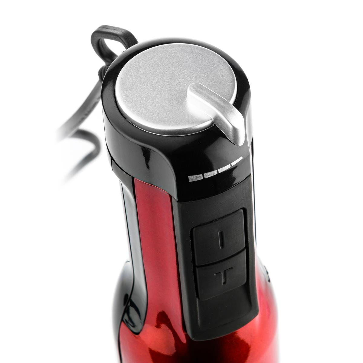 Roter und schwarzer Handmixer auf weißem Hintergrund. Er hat einen silbernen Deckel und zwei schwarze Knöpfe.
