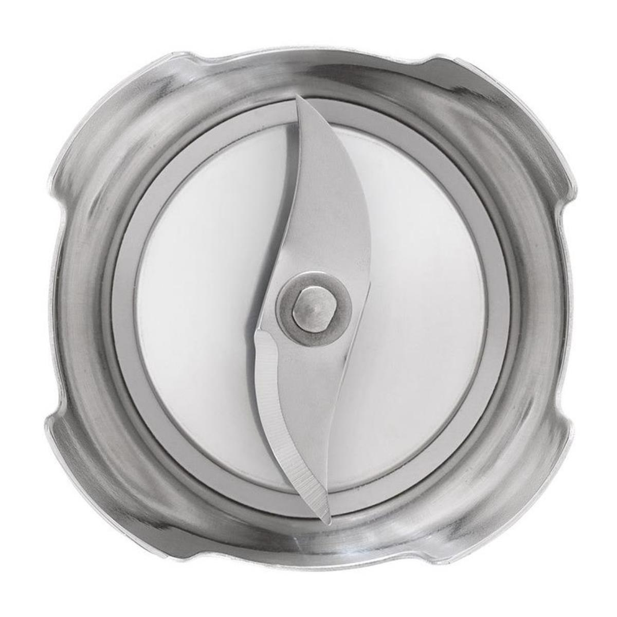 Zbliżenie zespołu ostrzy blendera wykonanych ze stali, na białym tle.