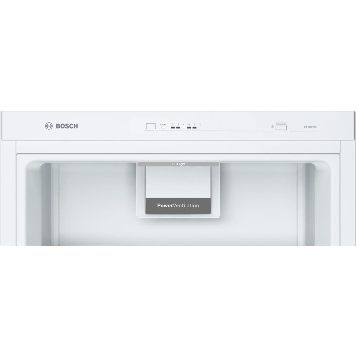 Weißer Innenraum eines offenen Kühlschranks. LED-Licht und PowerVentilation-Etikett sichtbar.