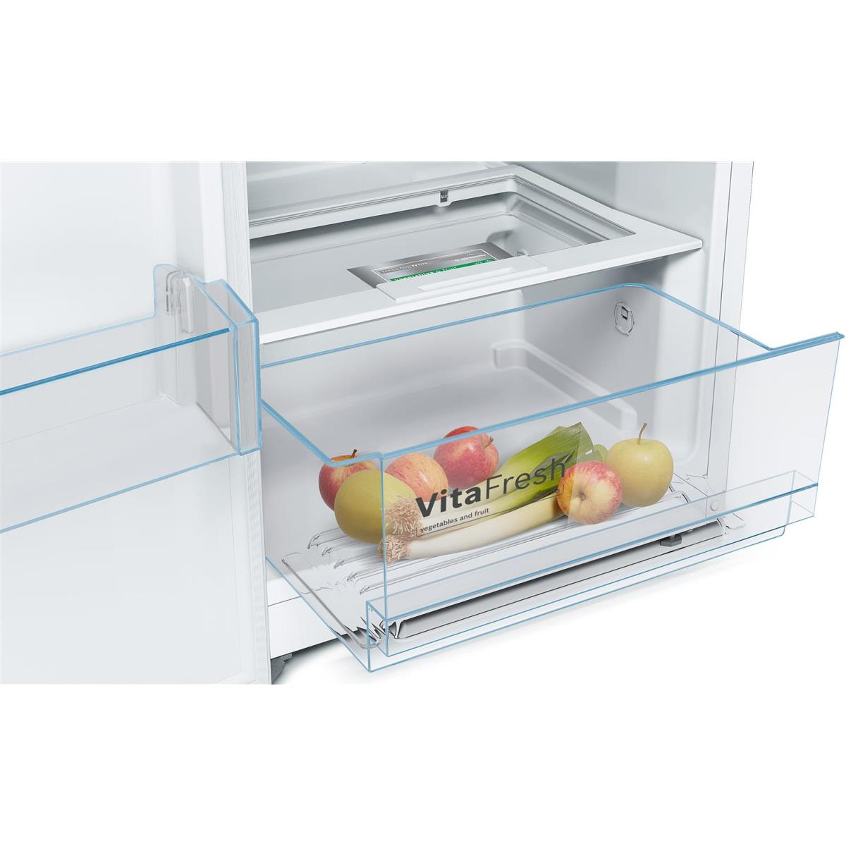 Kühlschrank Schublade mit Äpfeln, Lauch und anderem Gemüse.