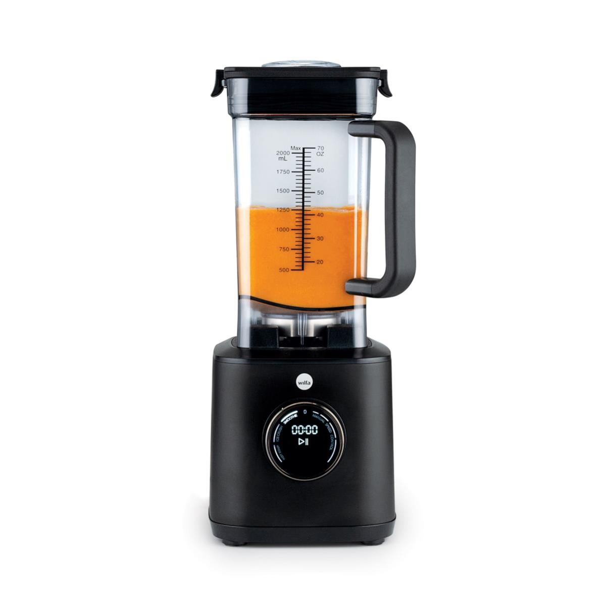 Schwarzer Wilfa-Mixer mit orangefarbener Flüssigkeit, Anzeige zeigt Zeit und Play-Symbol.