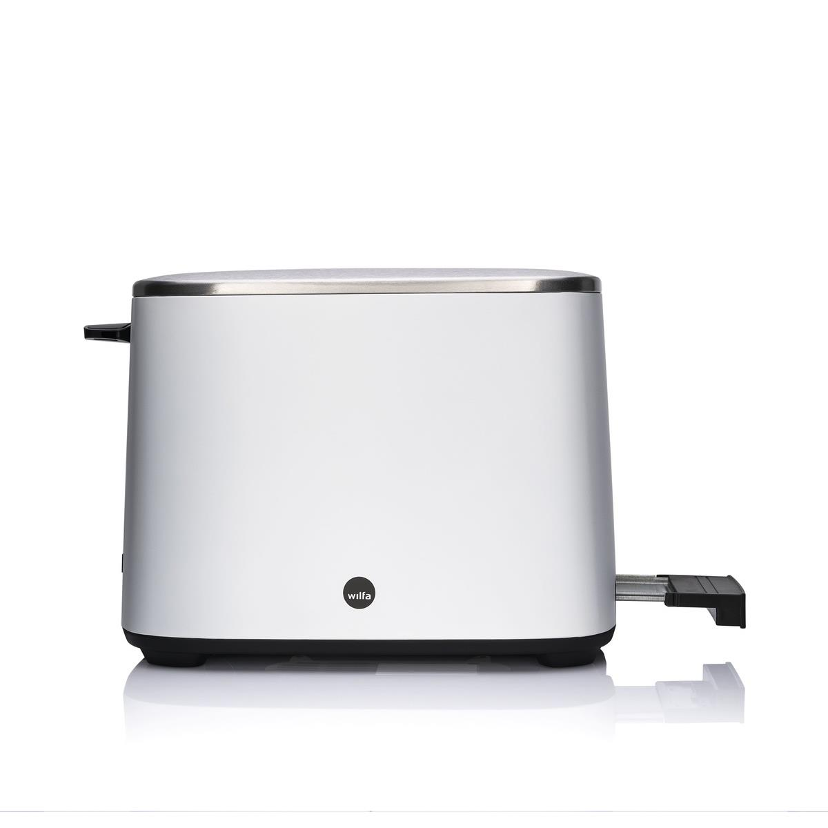 Ein silberner Wilfa Toaster. Der Brotschlitz ist in der Mitte und der Hebel links.