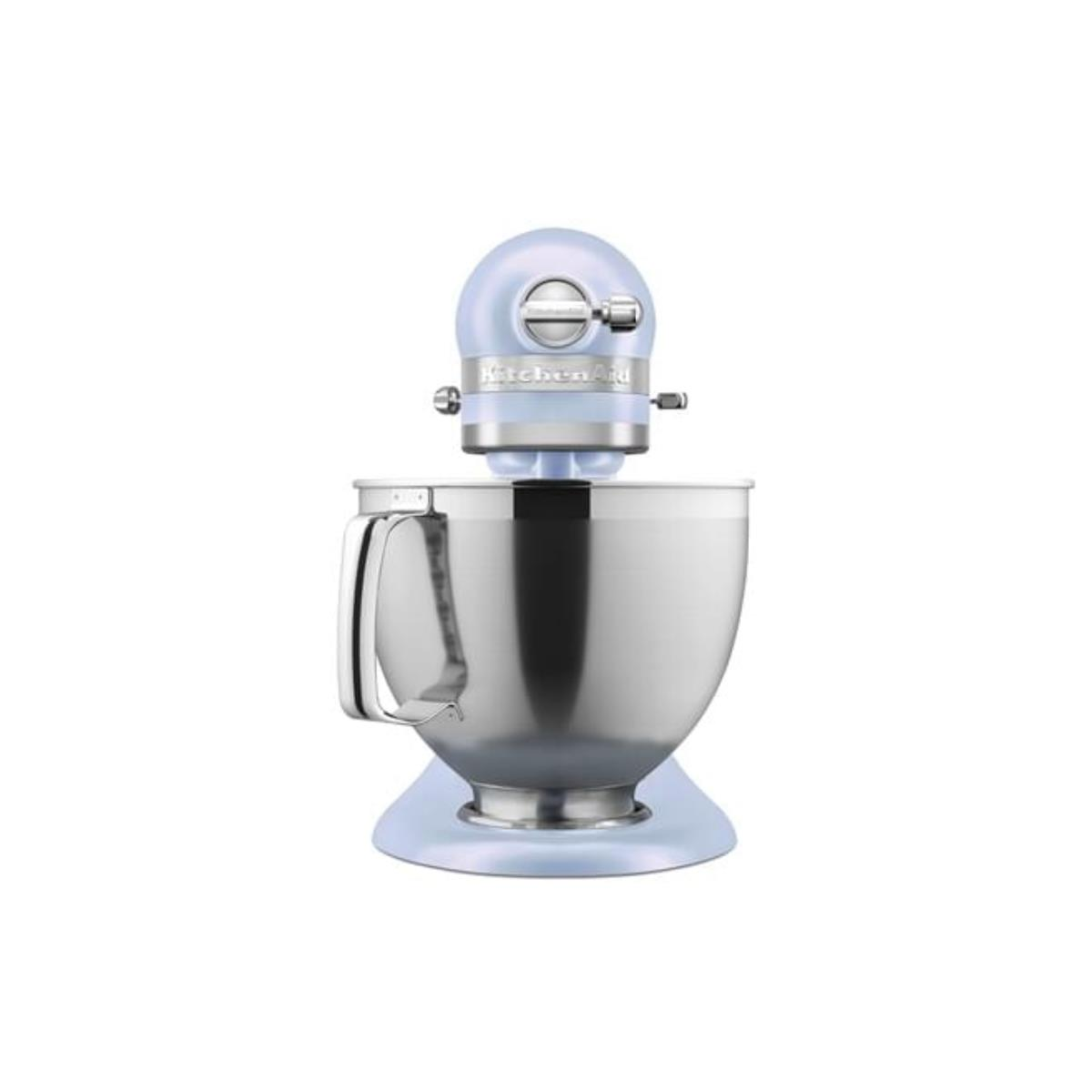 Impastatrice KitchenAid azzurra con ciotola in acciaio inossidabile su sfondo bianco.