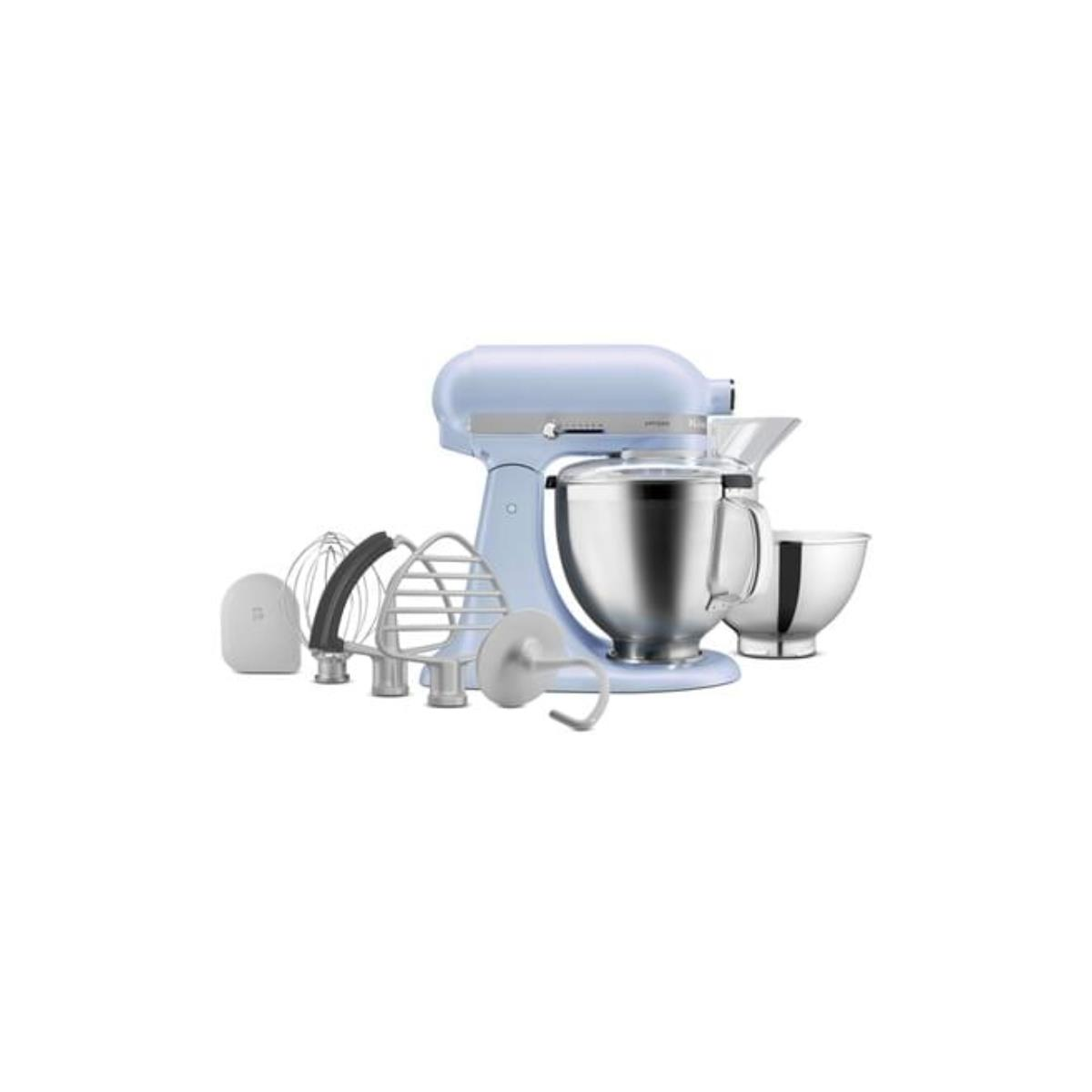 Un mixer a supporto KitchenAid azzurro con accessori su sfondo bianco.