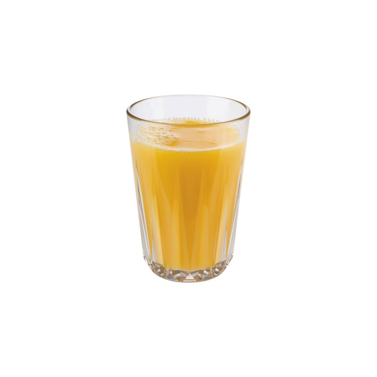 Ein Glas Orangensaft, fast voll, in einem klaren Glas.