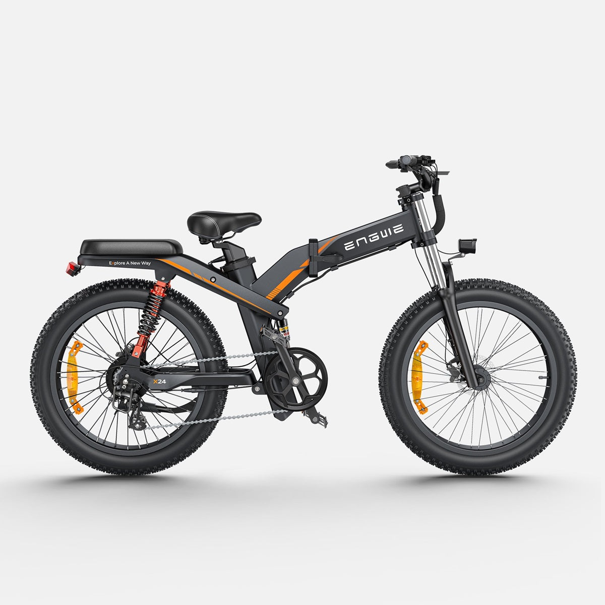Se muestra una bicicleta eléctrica, es negra y naranja. La bicicleta está sobre un fondo blanco.