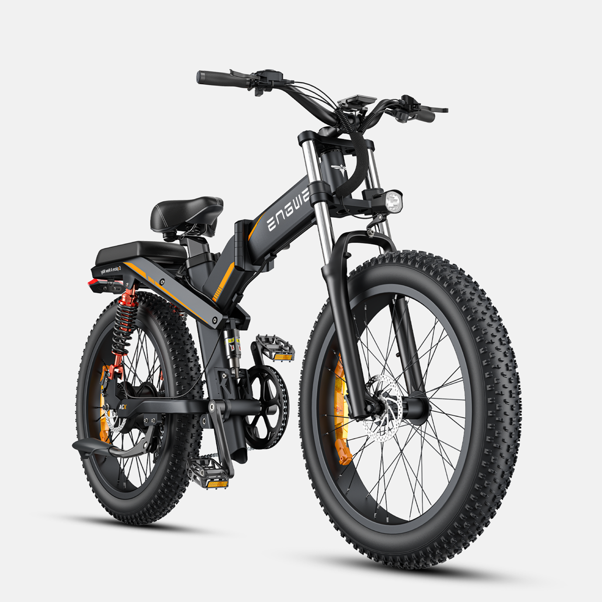 Una bicicleta eléctrica Engwe negra y gris con neumáticos grandes y detalles naranjas.