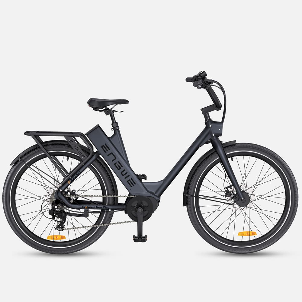 Una bicicleta eléctrica negra con asiento, manillar y el logotipo de Engwe visible.