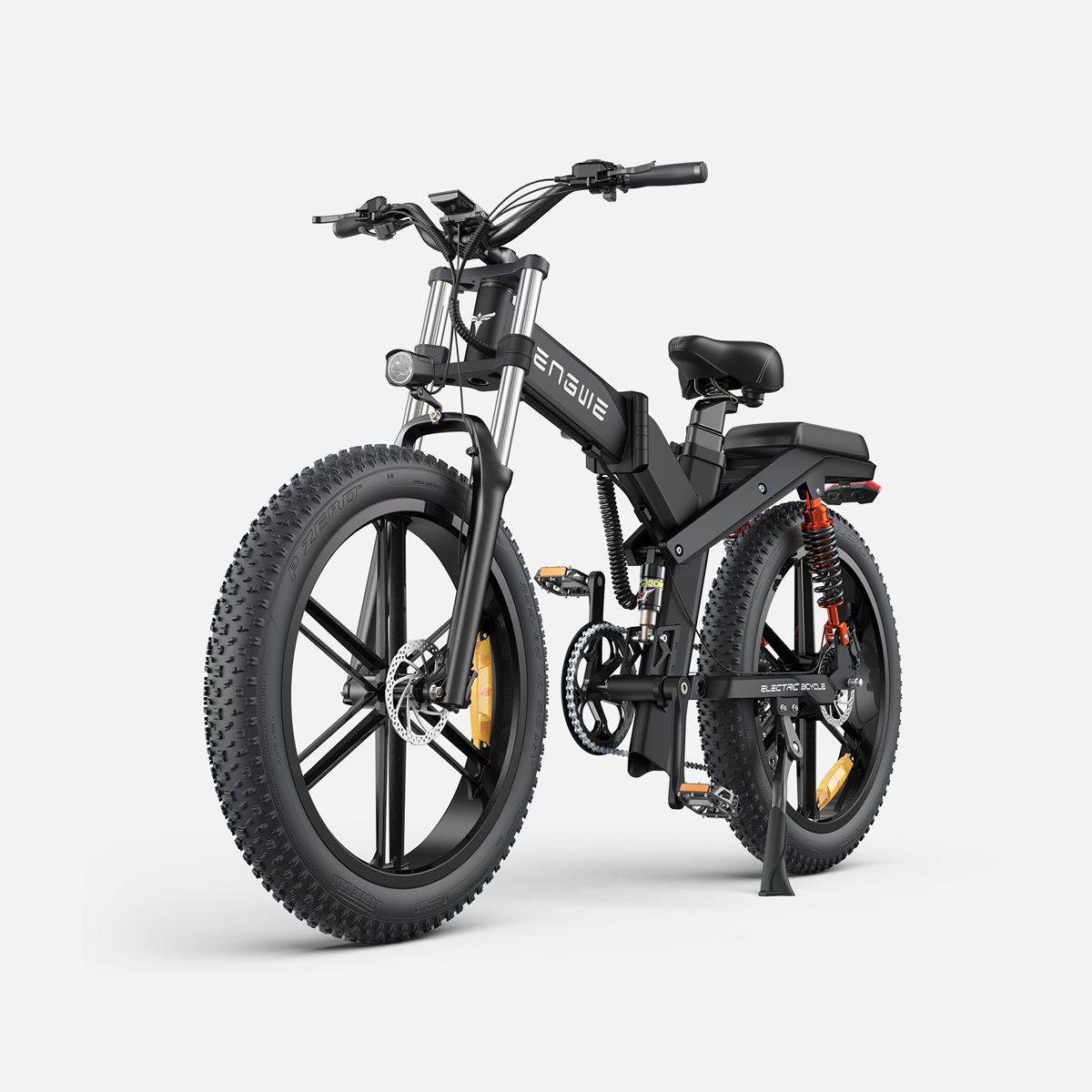 Bicicleta eléctrica negra con neumáticos gruesos. Tiene luz, suspensión y la marca ENSUE es visible.