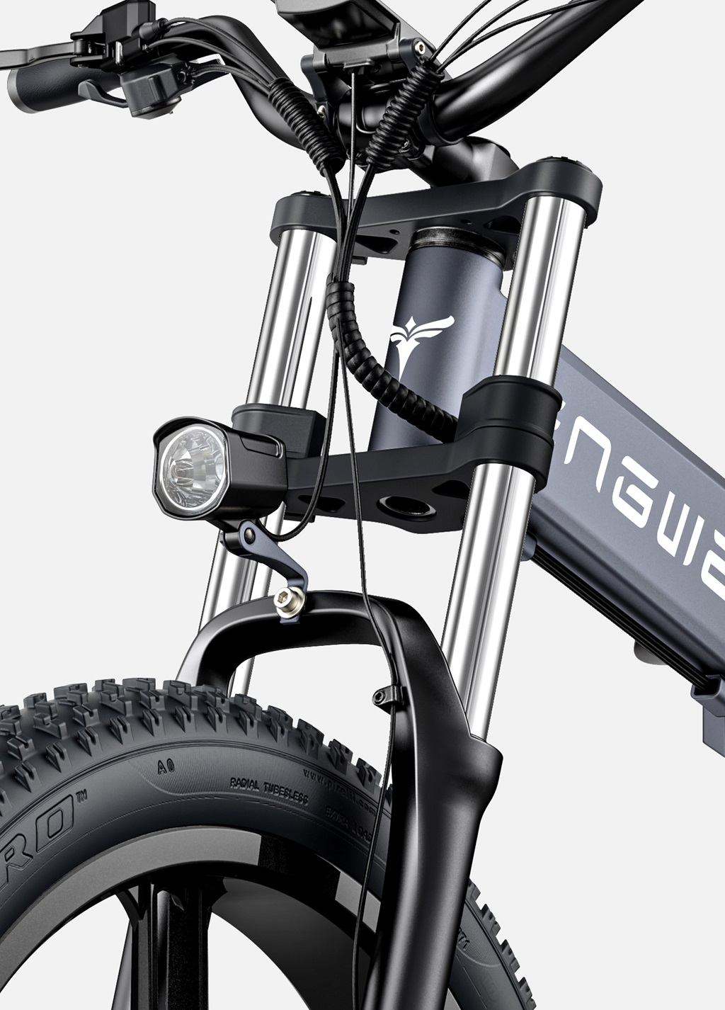 Primer plano de la parte delantera de una e-bike. Faros, suspensión y detalles del manillar.