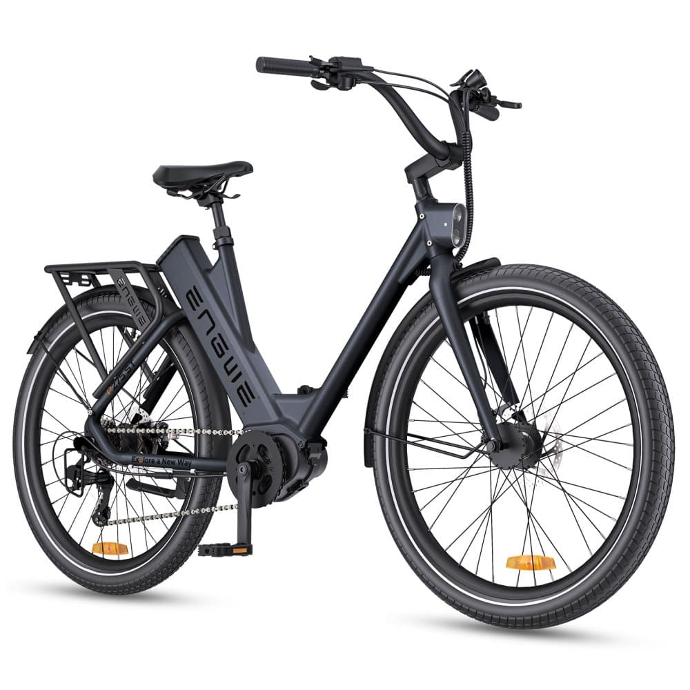 Bicicleta eléctrica negra. Marco oscuro, neumáticos grandes y batería sobre la rueda trasera.