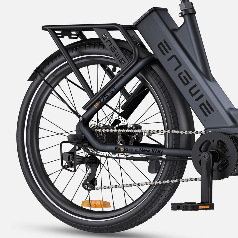 Primer plano de la rueda trasera negra de una e-bike Engwe P275 ST. Incluye cadena, engranajes y portaequipajes. Explora una nueva forma.