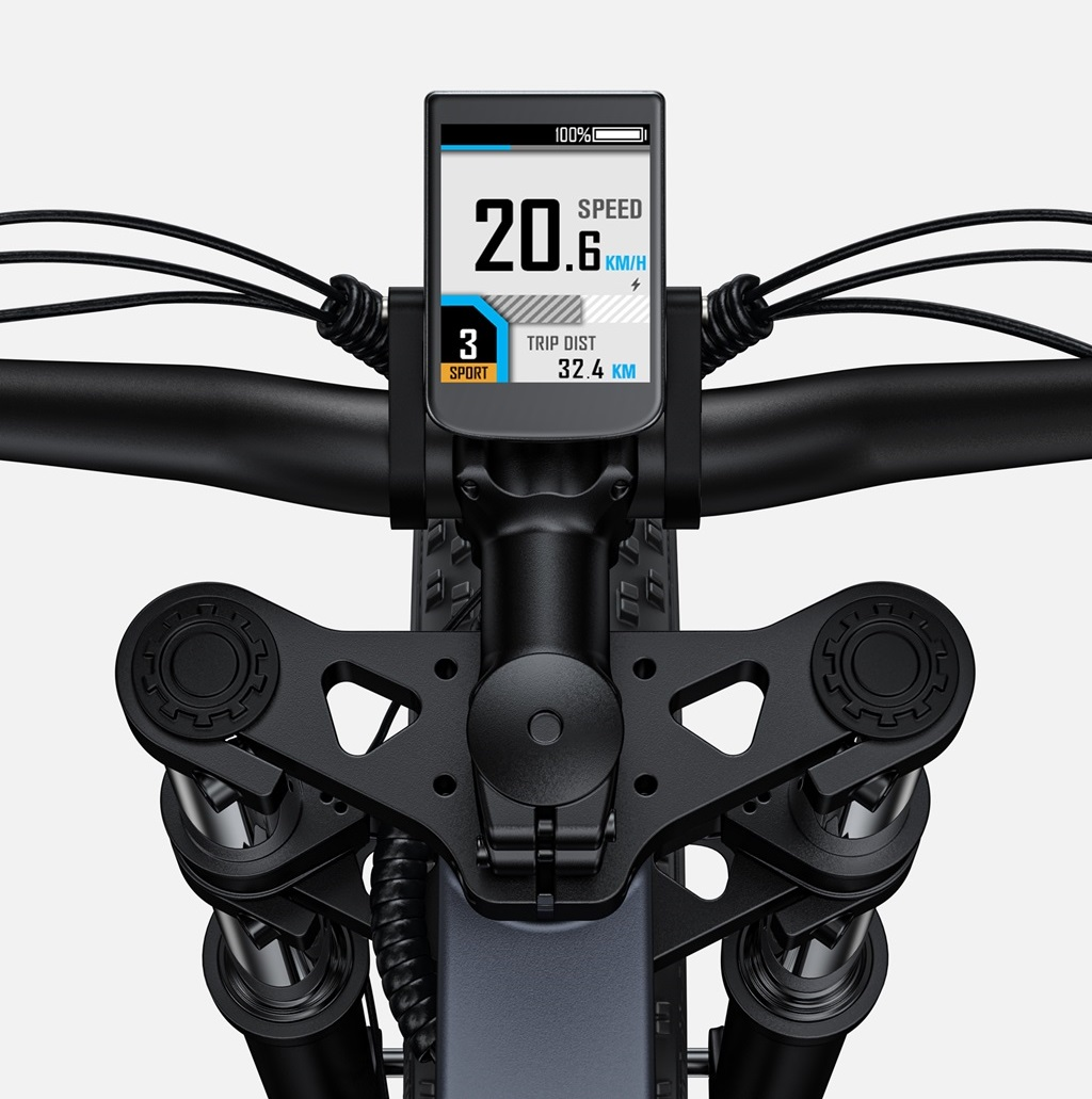 Manillar de bicicleta con una pantalla que muestra la velocidad y la distancia del viaje, sobre fondo blanco.