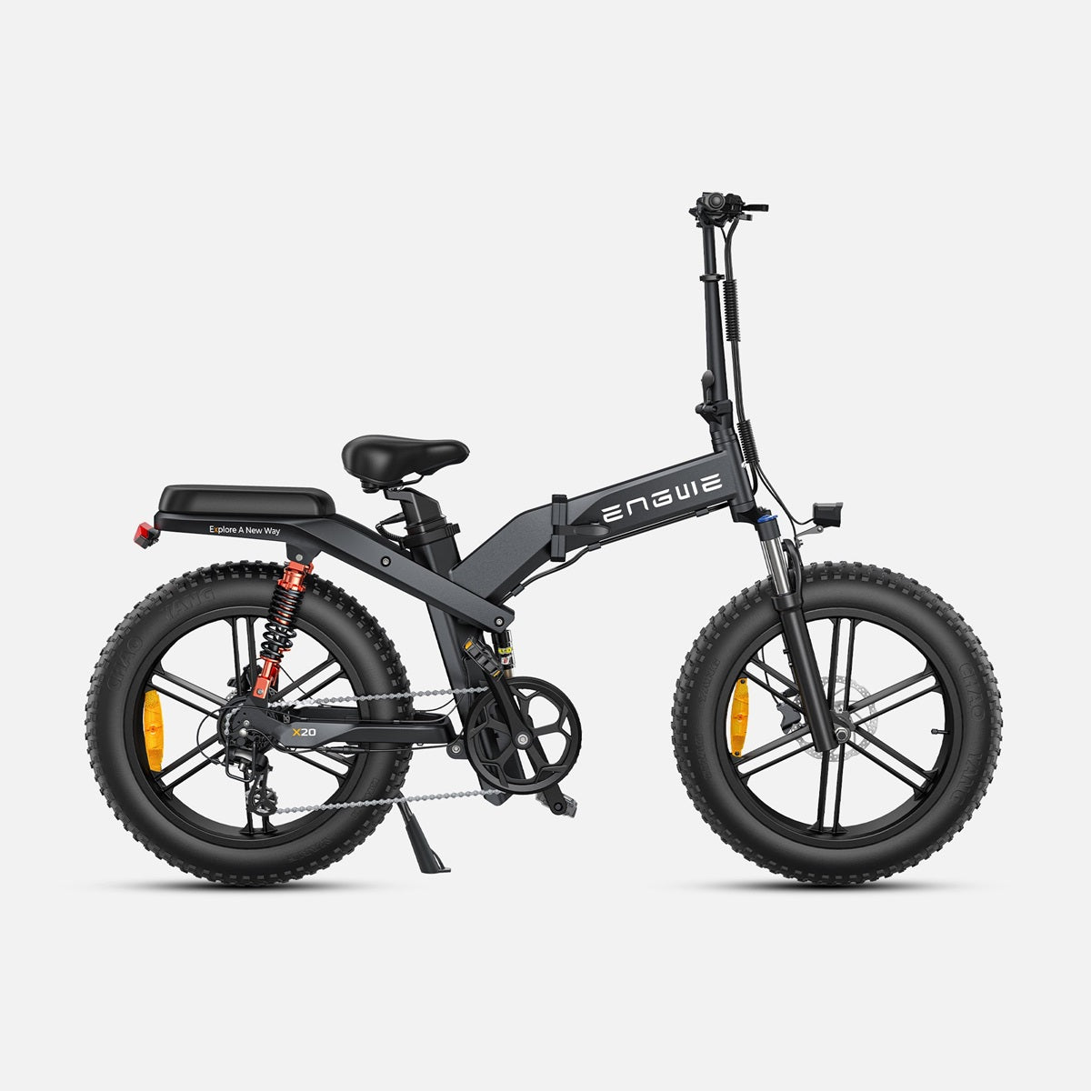 Una bicicleta eléctrica plegable negra con neumáticos gruesos, sobre un fondo blanco.