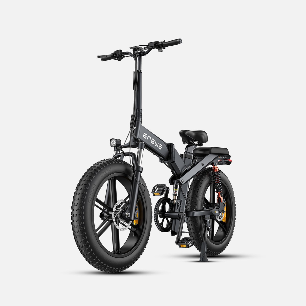 Bicicleta eléctrica negra con neumáticos gruesos y cuadro plegable.
