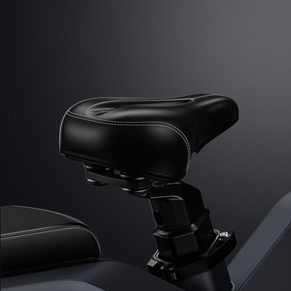 Asiento de bicicleta negro, primer plano. Costuras blancas y negras, fondo oscuro.