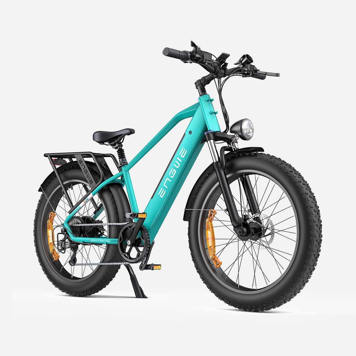 Una bicicleta eléctrica color turquesa, vista frontal, con llantas grandes, sobre un fondo blanco.