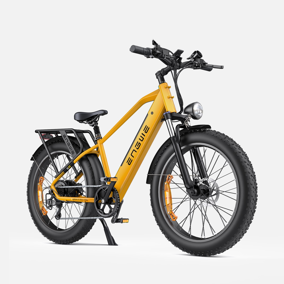 Bicicleta eléctrica amarilla con neumáticos negros, faro y la marca 'ENGWE'.
