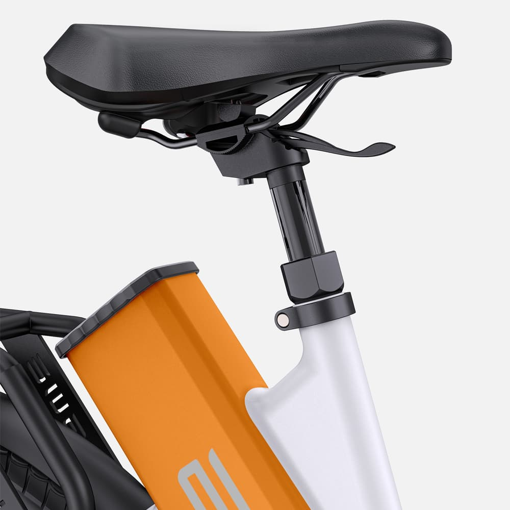 Primer plano del asiento de una bicicleta eléctrica, con carcasa de batería naranja y cuadro blanco.