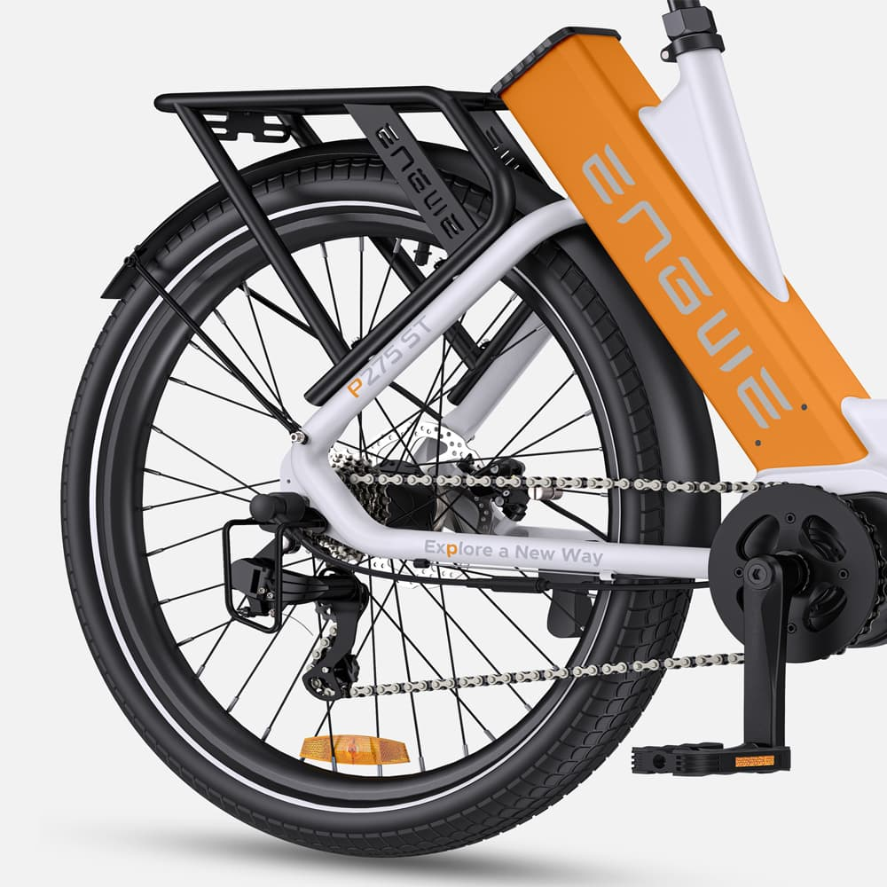 Primer plano de la rueda trasera de una bicicleta eléctrica ENGWE blanca y naranja, con cadena y neumático negro.